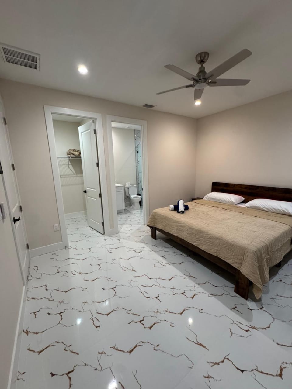 Sanibel Breeze 15335 House in Harlem Heights
