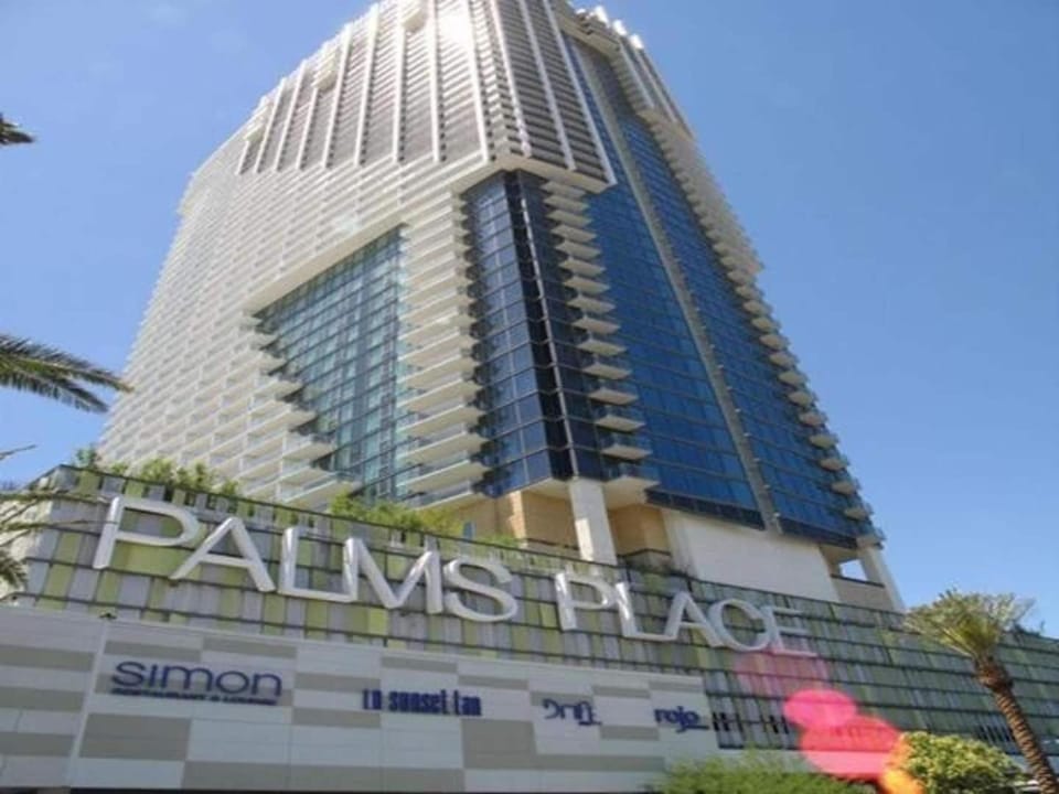 Palms Place No Resort fees with Balcony Hotel in Paradise