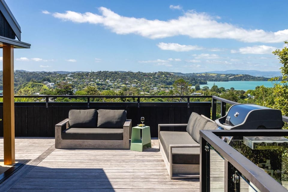 Tiri Bay Views - Our Island House in Auckland Region