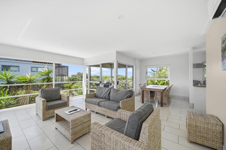 Beachfront Family Apt - Ocean Views Apartment in Diamond Beach