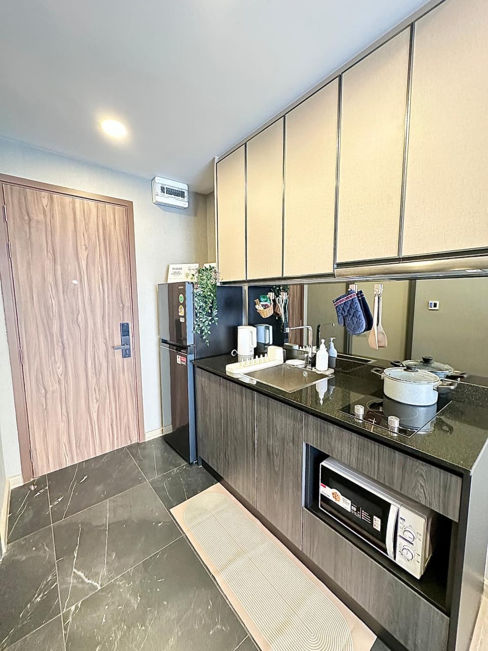Kitchen or kitchenette, oven