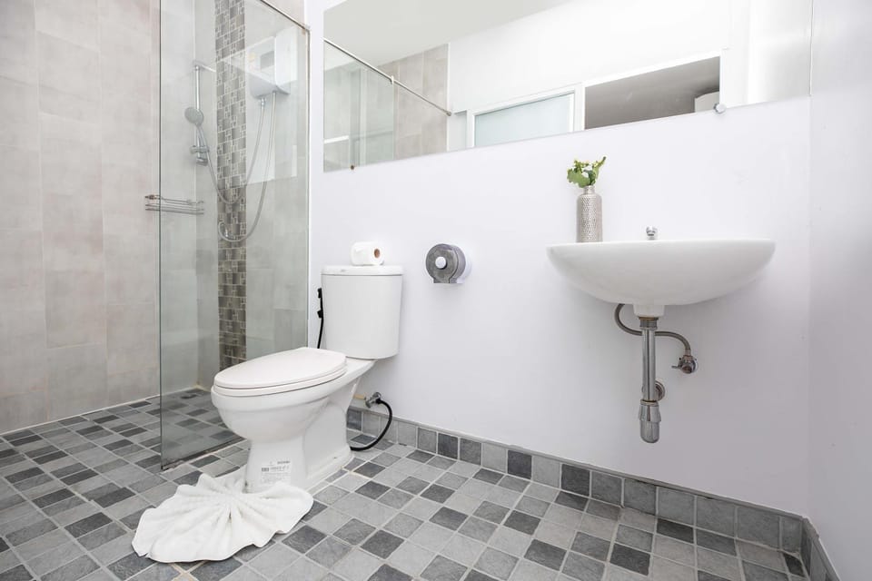 Shower, Toilet, Bathroom, bidet, towels