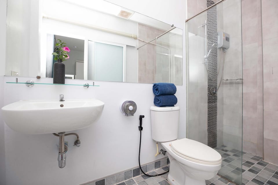 Shower, Toilet, Bathroom, bidet, towels