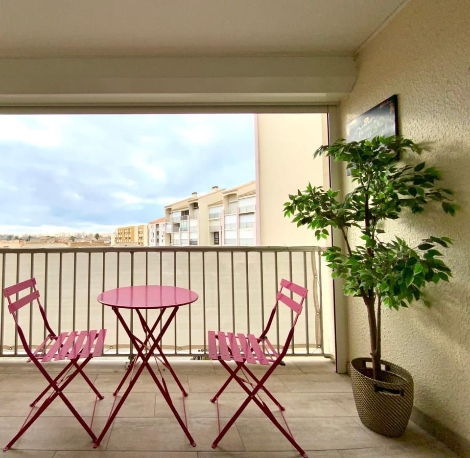 Patio, Communal lounge/ TV room, Day, TV and multimedia, View (from property/room), Balcony/Terrace, Dining area