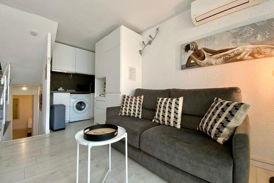 Kitchen or kitchenette, Living room, Seating area, washing machine, air conditioner
