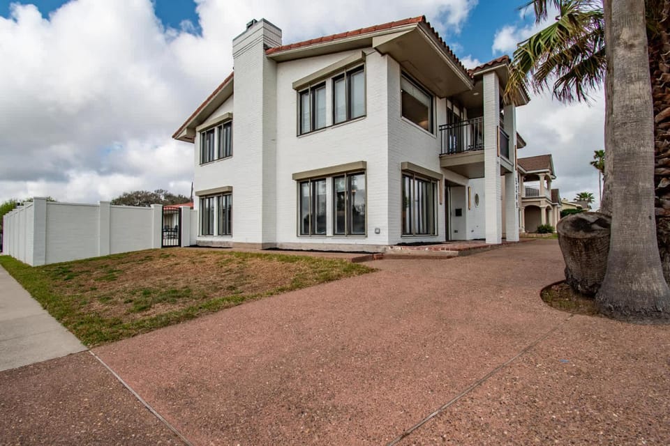 Coastal Paradise Beachfront House with Private Pool & Stunning Views House in Nueces County