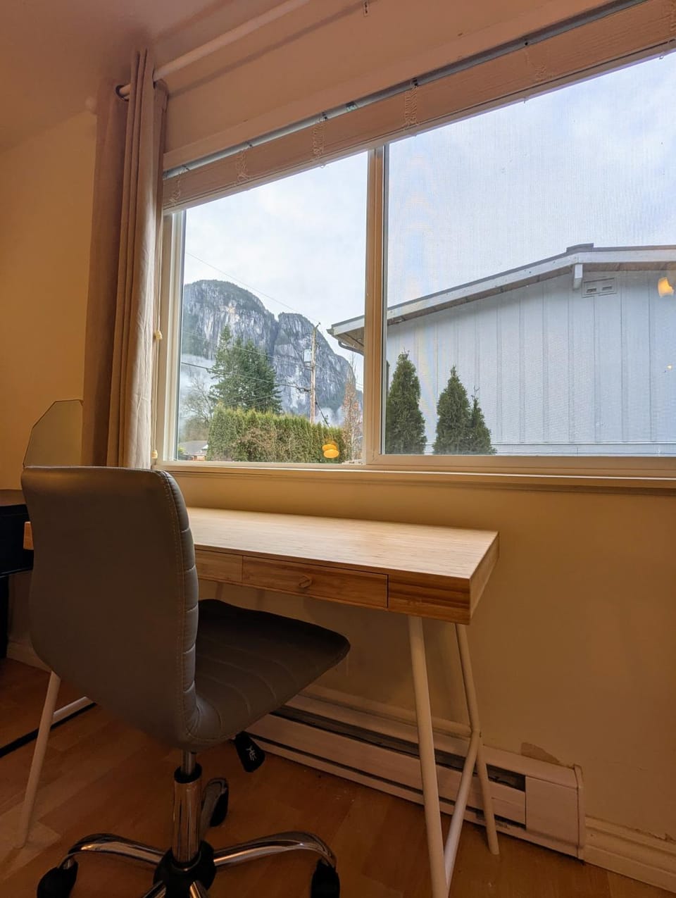 Private Room in Shared Family Home Apartment in Squamish