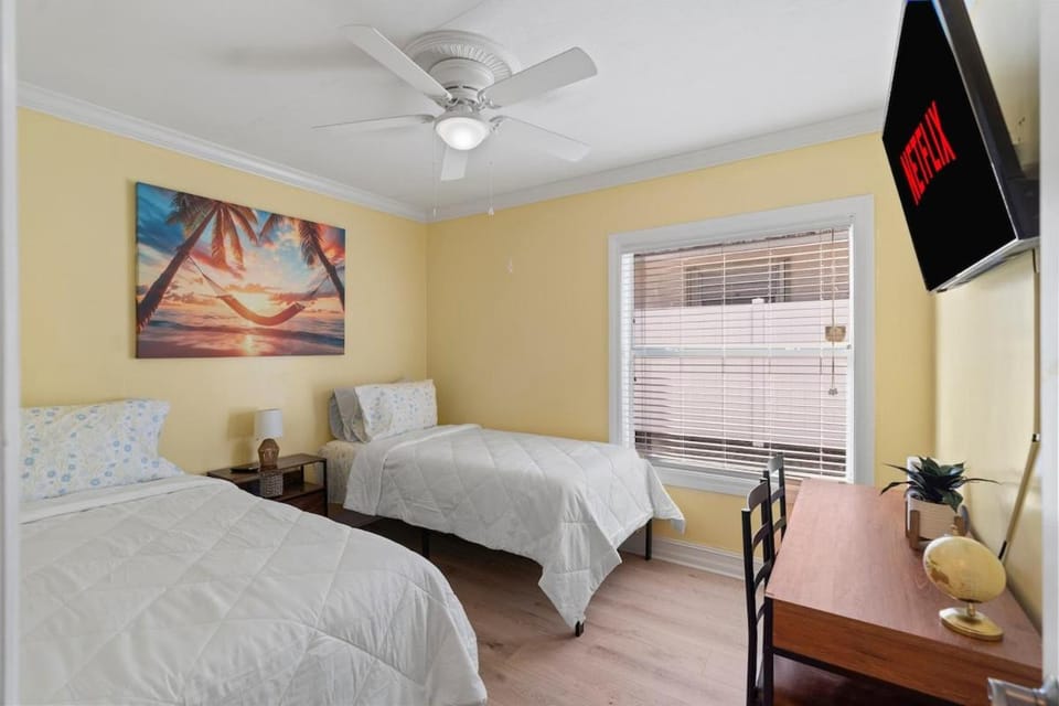 FIFA WORLD CUP Special, Miami, Sleep 6, 2beds 1bath, Entire House, 7 Minute To Beach House in Pompano Beach
