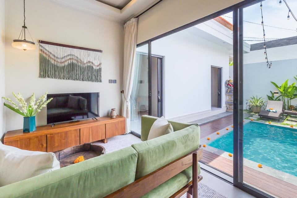 TV and multimedia, Living room, Pool view