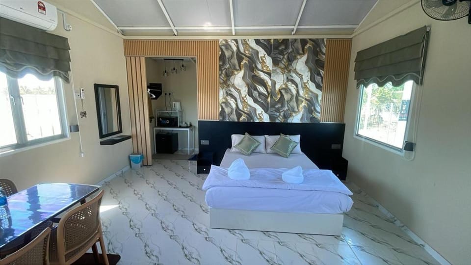 Coffee/tea facilities, Bedroom, microwave, wardrobe