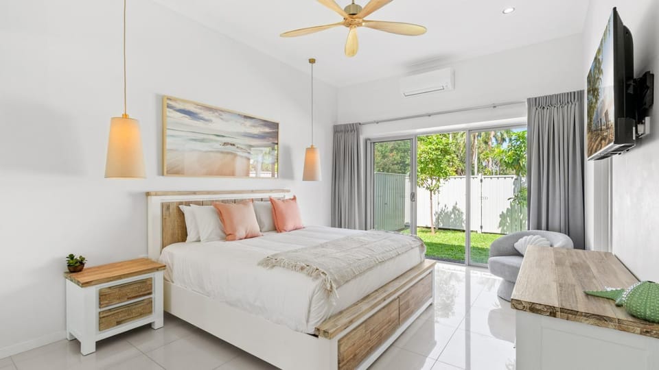 Bed, TV and multimedia, Photo of the whole room, Bedroom, towels, air conditioner