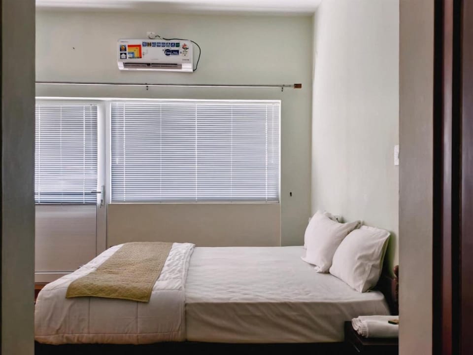 Bed, Photo of the whole room, Bedroom, air conditioner