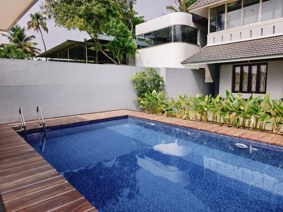 Property building, Day, Pool view, Swimming pool