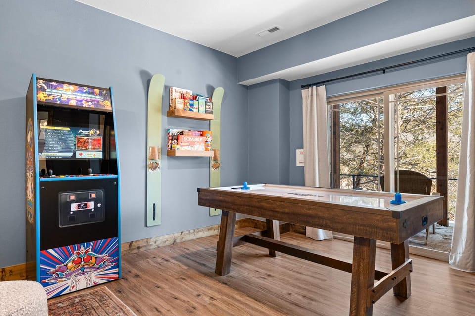 Timberline Hideaway with Hot Tub House in Ridgedale