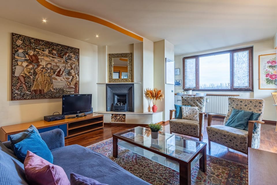 TV and multimedia, Living room, Seating area, Breakfast, Breakfast