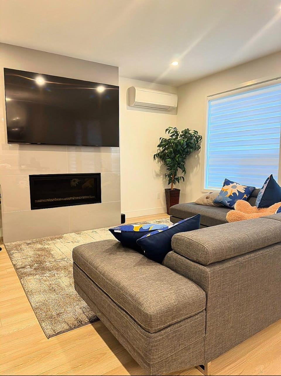 TV and multimedia, Living room, Seating area, Evening entertainment