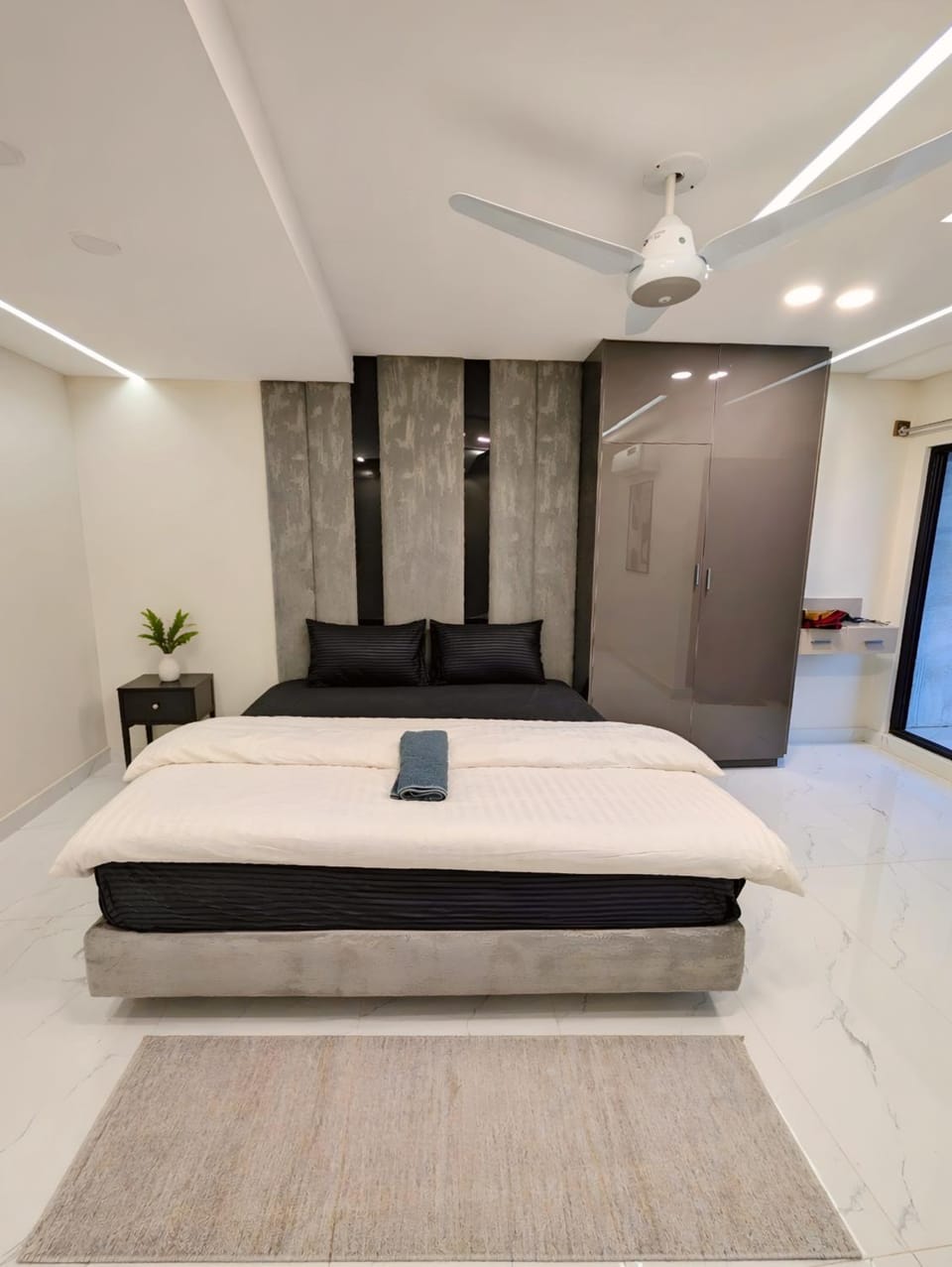 Photo of the whole room, Bedroom, towels