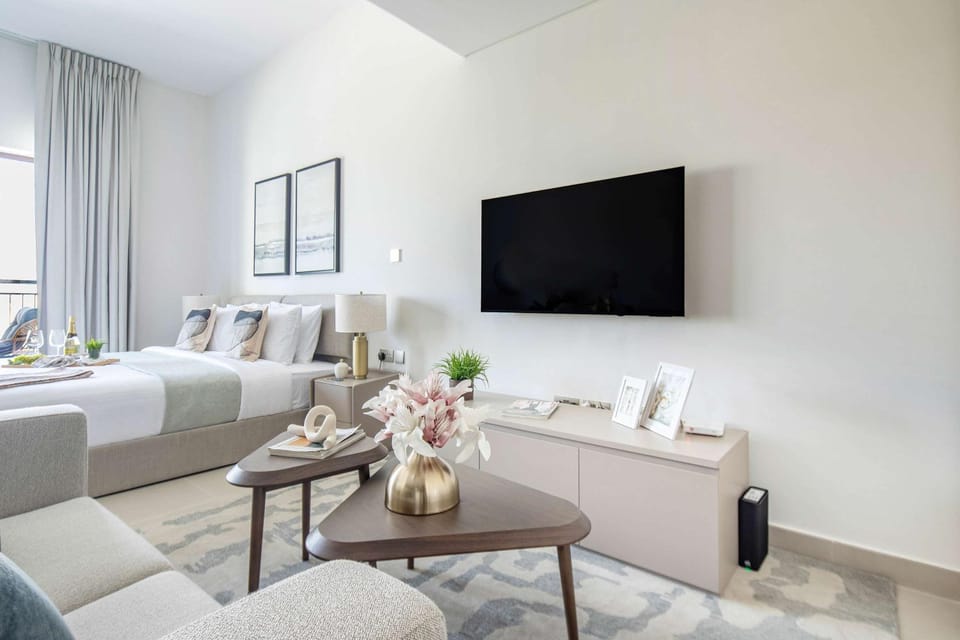 Bed, TV and multimedia, Living room, Seating area