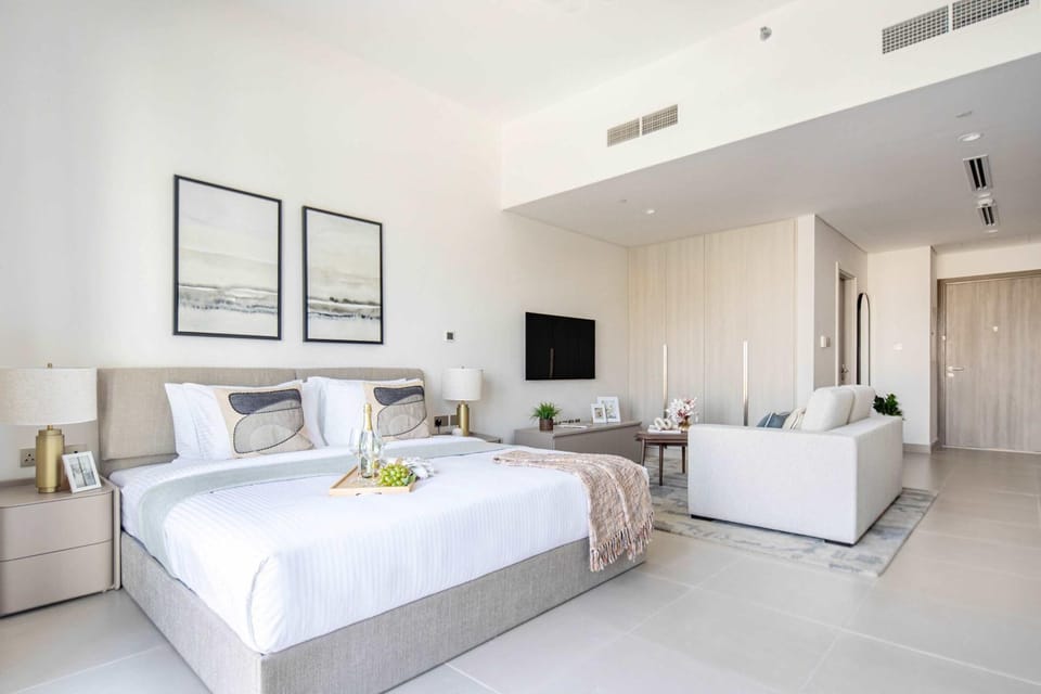 Bed, TV and multimedia, Seating area, air conditioner