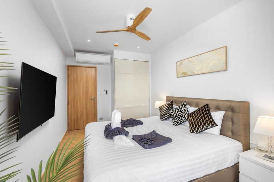 Bed, TV and multimedia, Bedroom, wardrobe, air conditioner