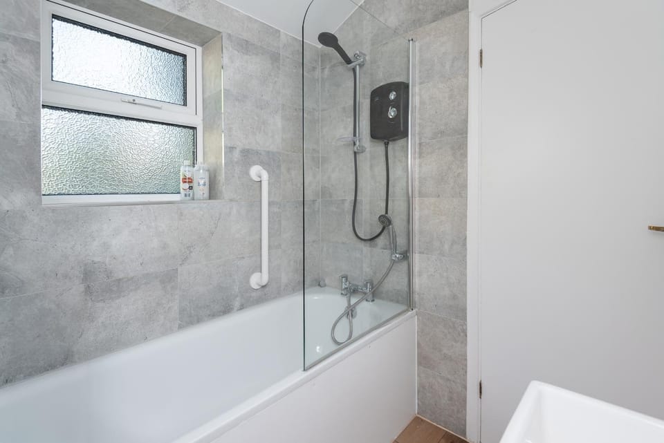 Modern Studio With Free Parking And Garden Apartment in London Borough of Croydon