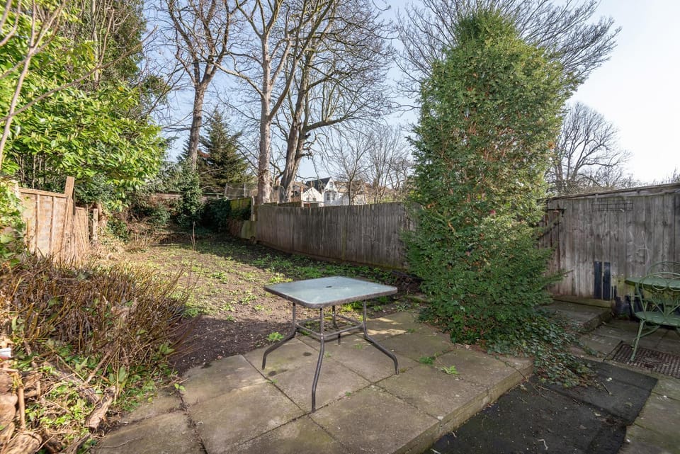 Modern Studio With Free Parking And Garden Apartment in London Borough of Croydon
