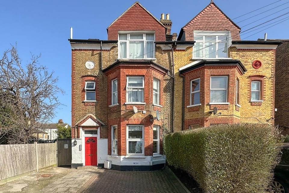 Modern Studio With Free Parking And Garden Apartment in London Borough of Croydon