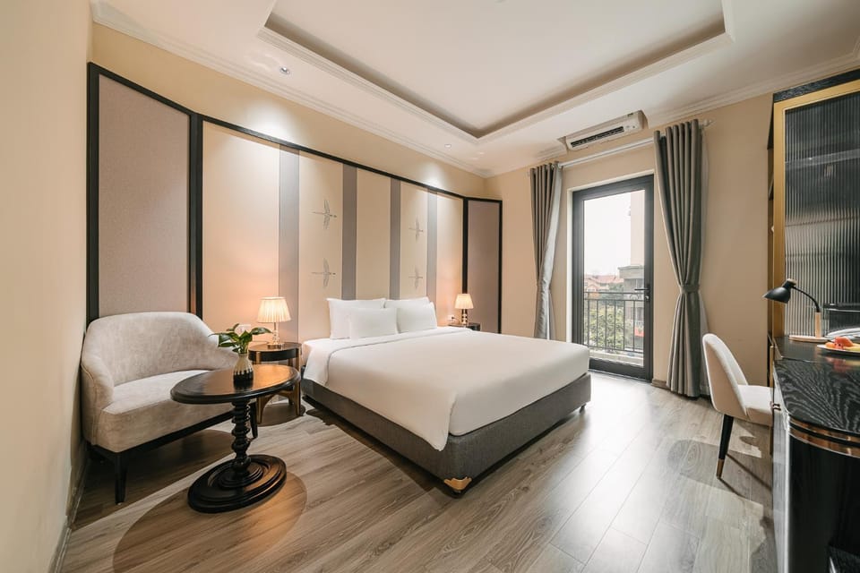 Bed, TV and multimedia, Living room, Photo of the whole room, Seating area, Bedroom, hair dresser