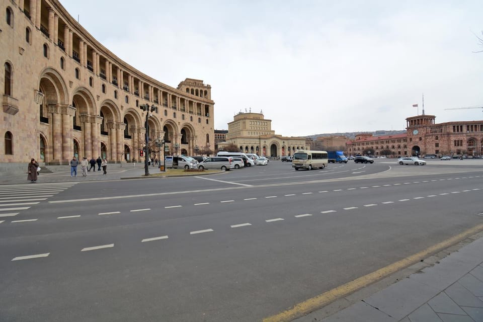 Day, People, Neighbourhood, City view, Landmark view, Street view, Location, group of guests, Parking