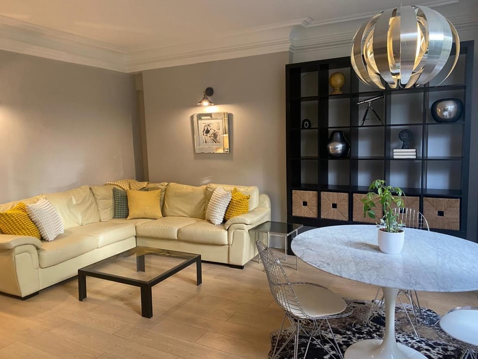 Library, Living room, Seating area