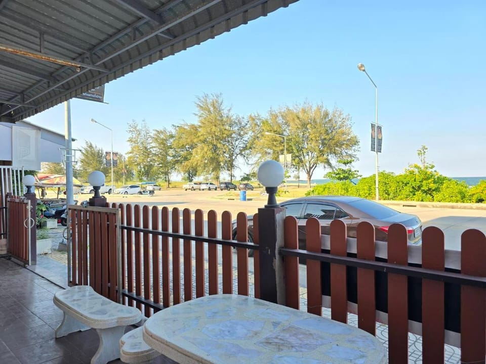 บ้านชมพู Bed and Breakfast in Hua Hin District