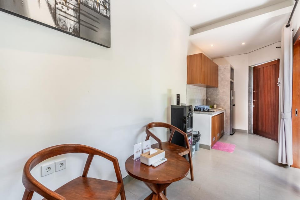 Kitchen or kitchenette, Living room, Seating area, stove