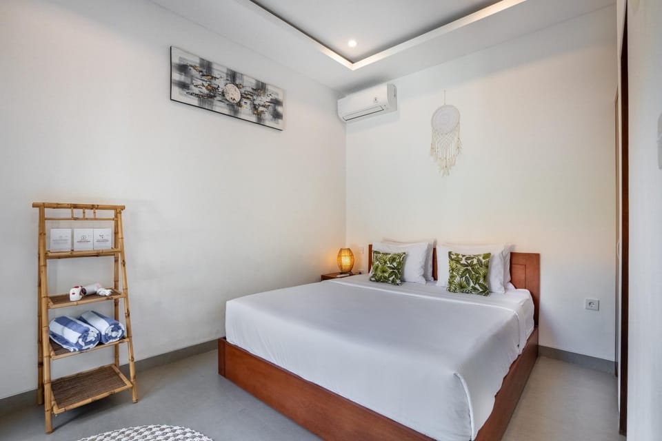Bed, Photo of the whole room, Bedroom, towels, air conditioner