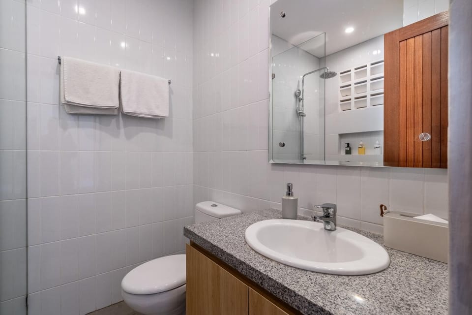 Shower, Toilet, Bathroom, towels
