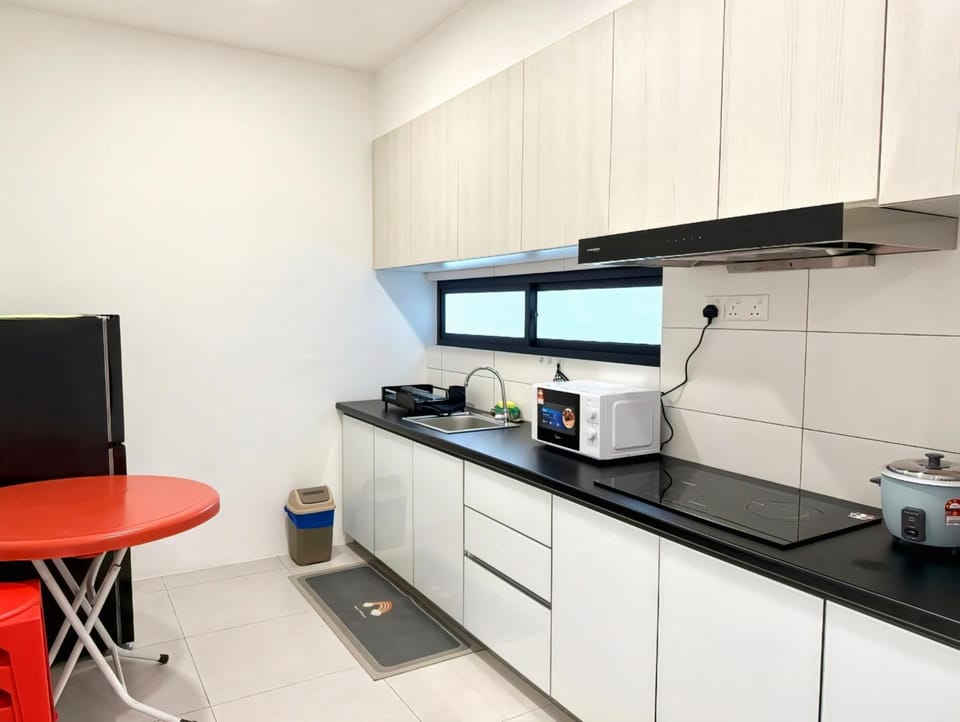 Kitchen or kitchenette, microwave, stove