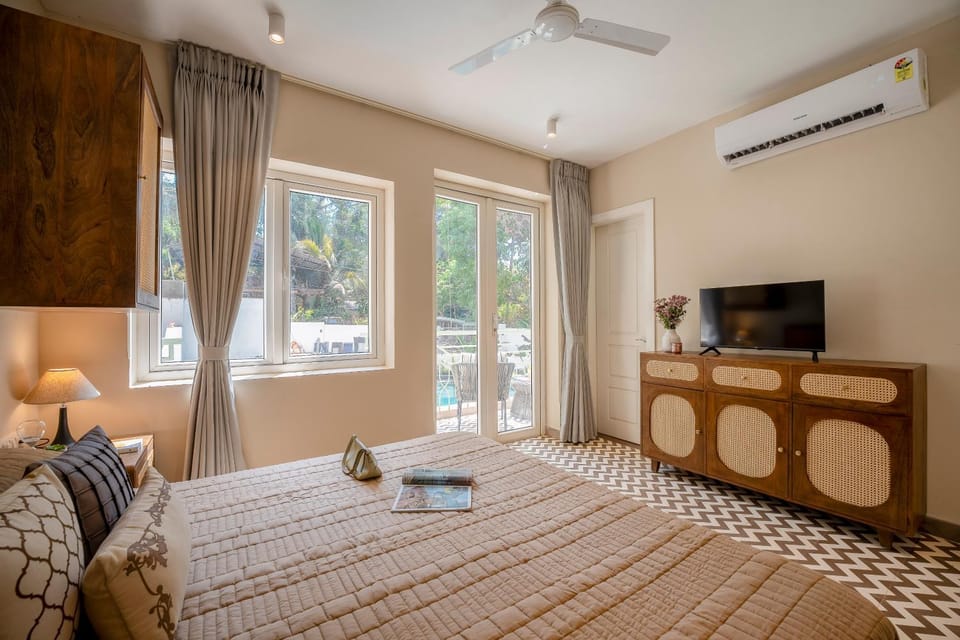 Bed, Photo of the whole room, Bedroom, air conditioner