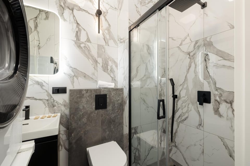 Shower, Toilet, Bathroom, towels