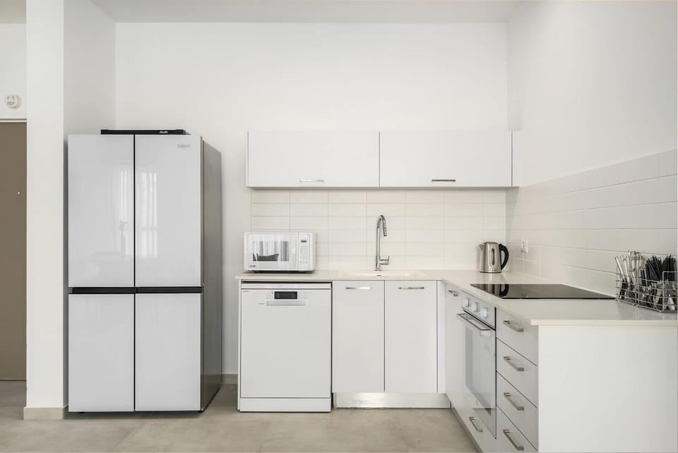 Coffee/tea facilities, Kitchen or kitchenette, dishwasher, oven, stove