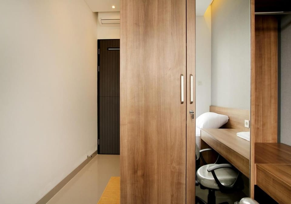 Bedroom, wardrobe, air conditioner