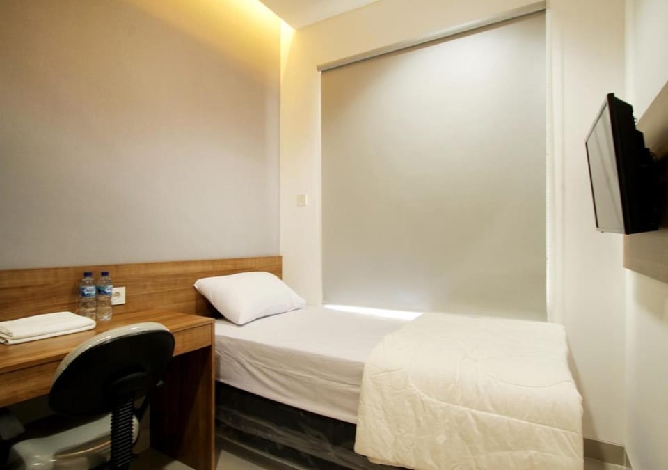 Bed, TV and multimedia, Bedroom