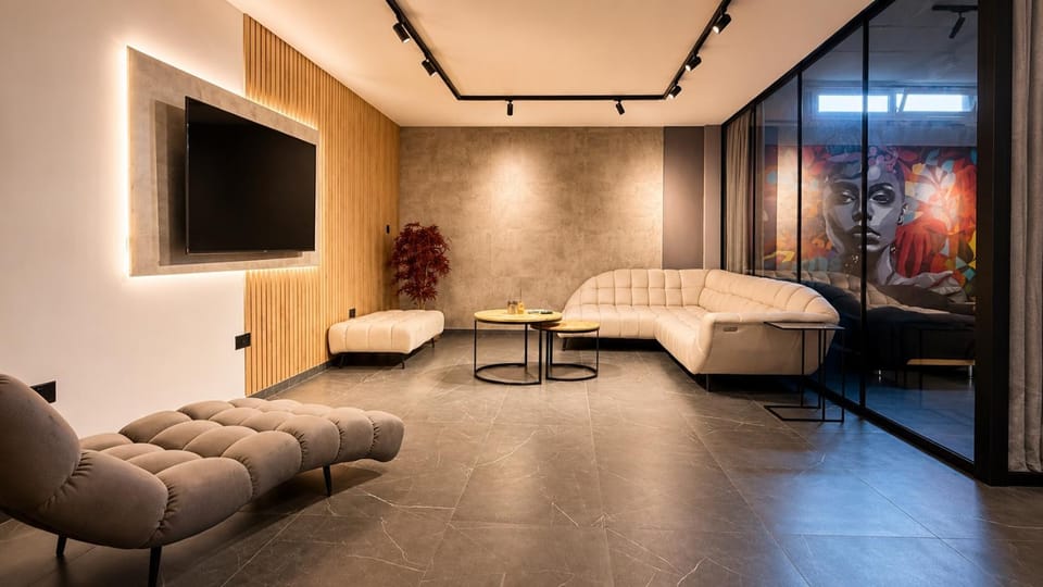 Communal lounge/ TV room, Living room, Photo of the whole room, Seating area, Evening entertainment