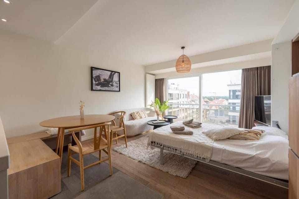 Bed, Dining area
