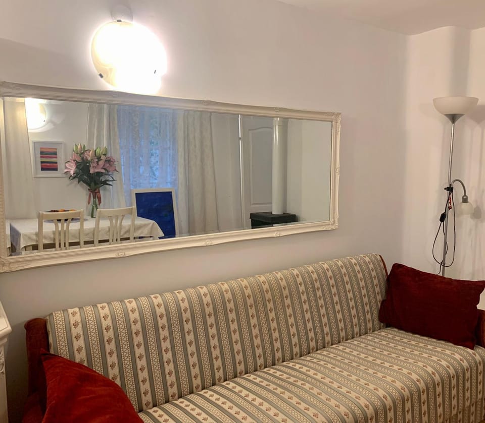 Bed, Living room