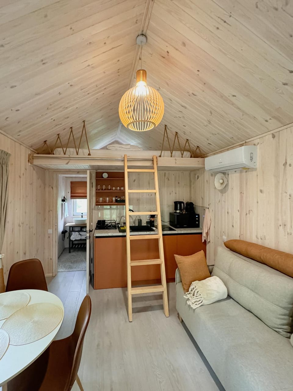 Bed, Coffee/tea facilities, Kitchen or kitchenette, Living room, Photo of the whole room, Seating area, Bedroom
