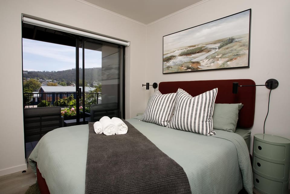 Seahorse - Top Floor Premium 2 Bedroom Apt with Parking Apartment in Knysna