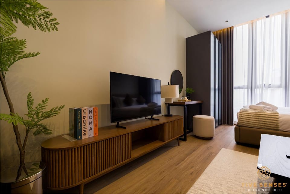 Bed, TV and multimedia, Bedroom