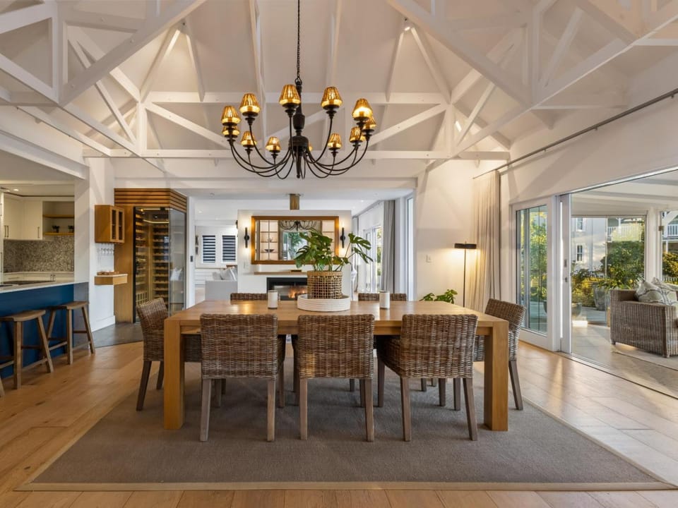 Seating area, Dining area