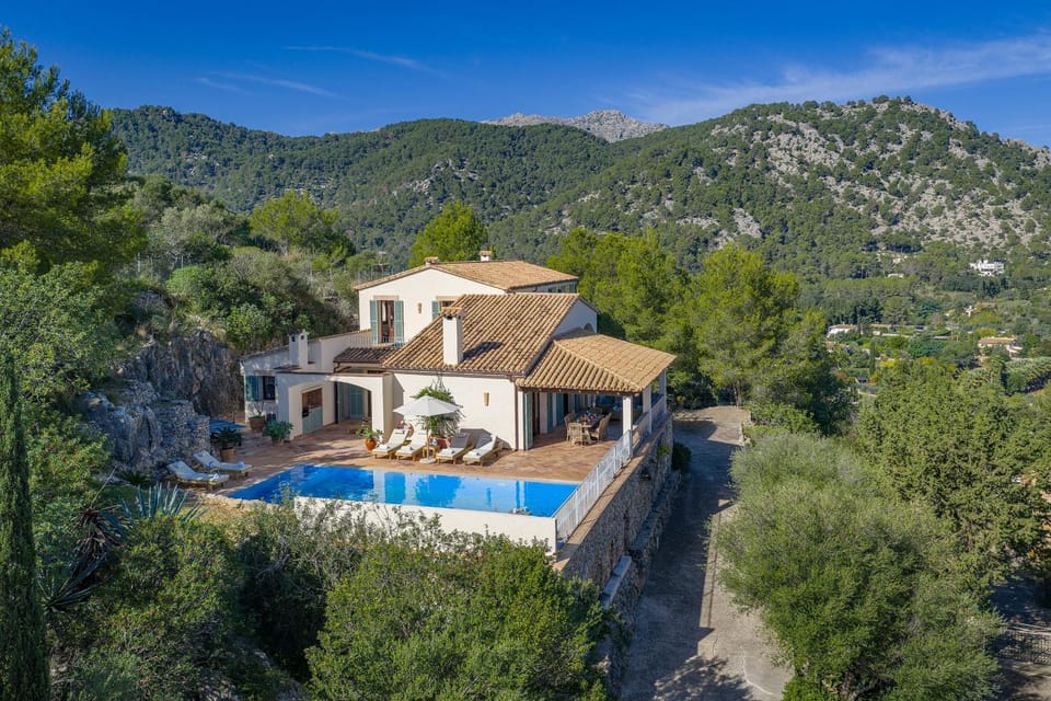 Property building, Natural landscape, Swimming pool, sunbed