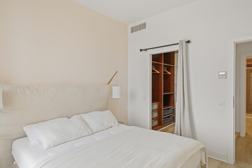 Bed, Photo of the whole room, Bedroom, wardrobe, air conditioner