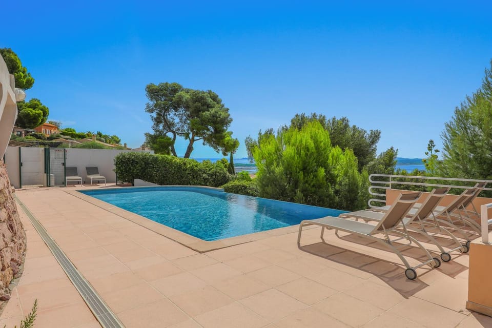 Day, Natural landscape, Pool view, Swimming pool, sunbed